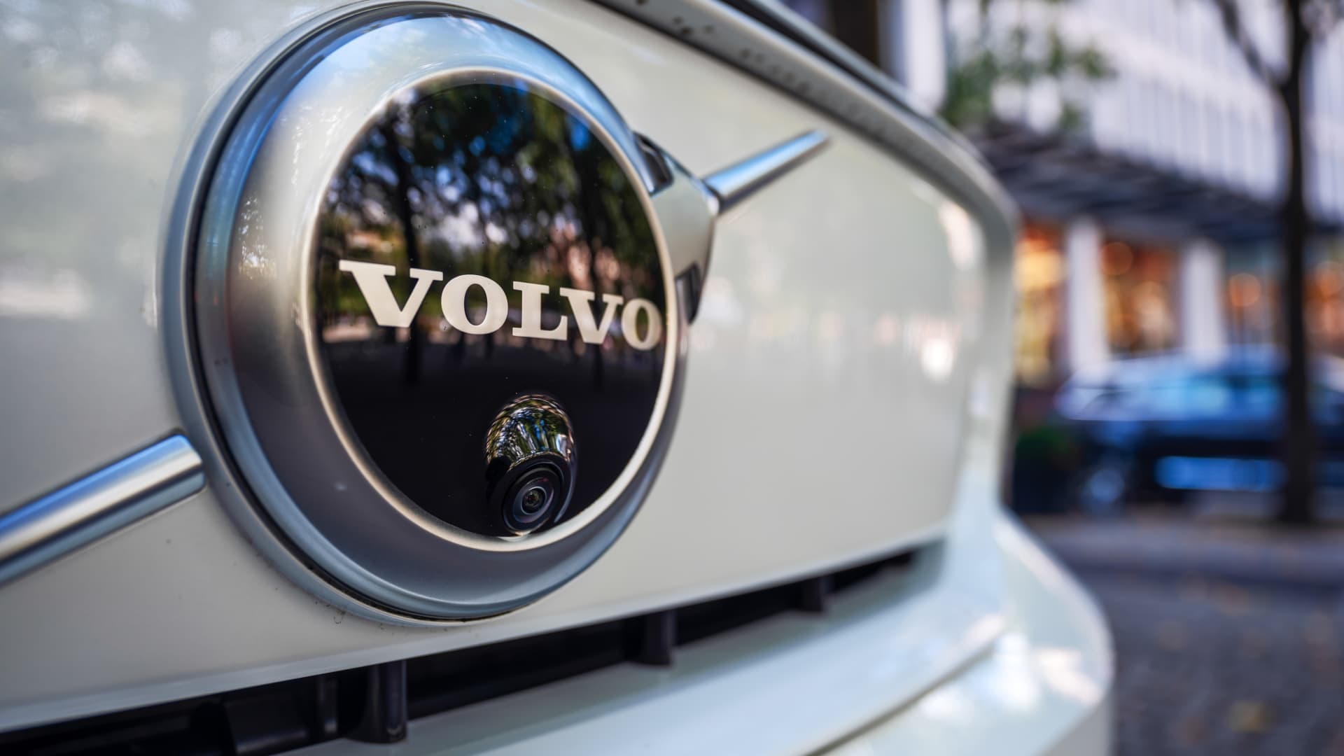 Sweden's Volvo Cars scraps plan to sell only electric vehicles by 2030